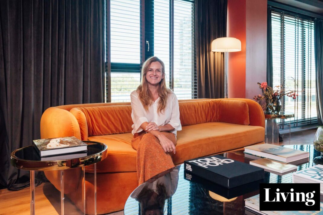 Gabriela López Monzón, diseñadora argentina, en su estudio de diseño.