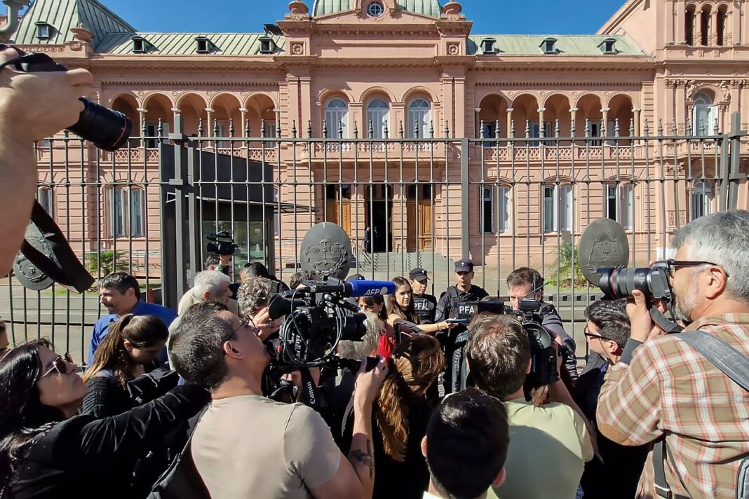 Vista de la Casa Rosada con vallas de seguridad