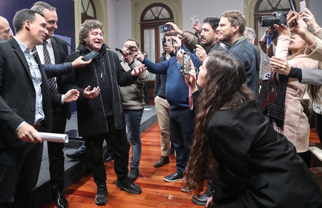 Fachada de la Casa Rosada con periodistas en la vereda