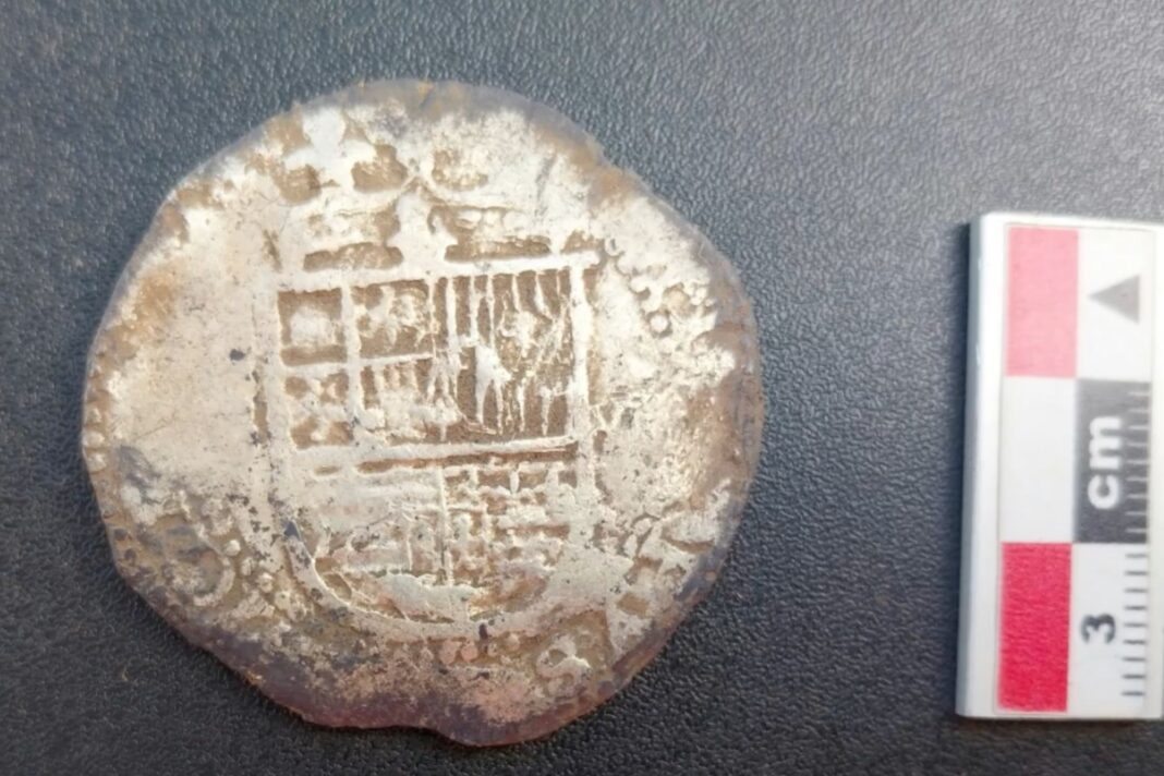 Moneda de ocho reales de plata del siglo XVI encontrada en excavaciones arqueológicas en el estrecho de Magallanes.