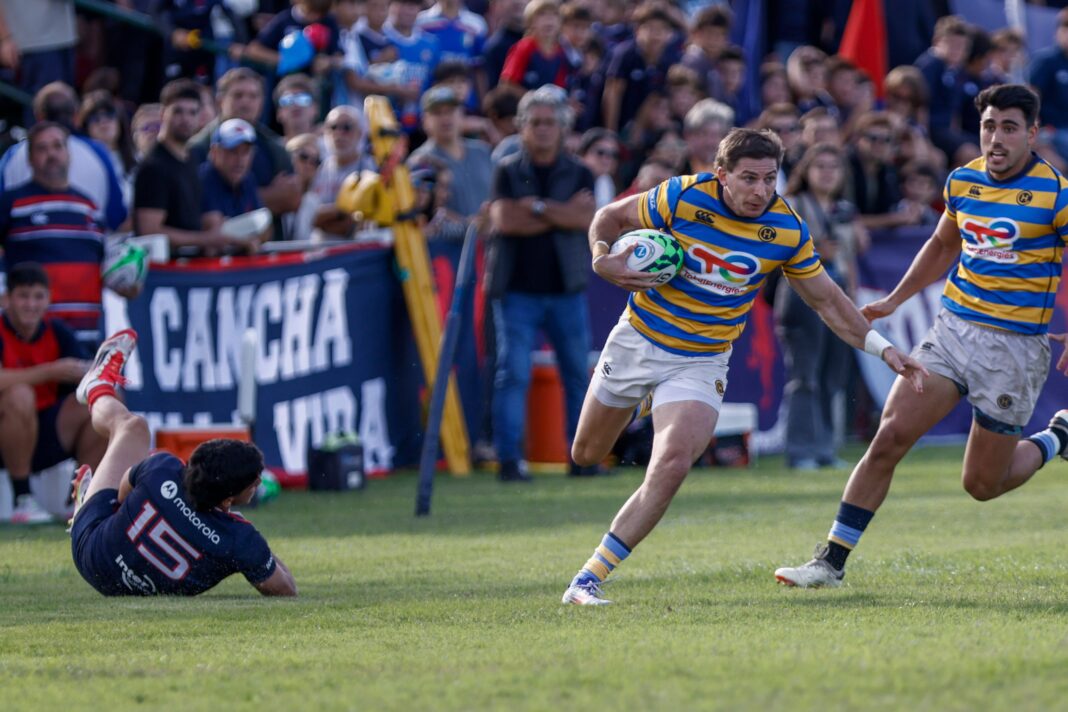 Jugadores de Hindú y Buenos Aires durante el partido de rugby en el Buenos Aires Cricket & Rugby Club.