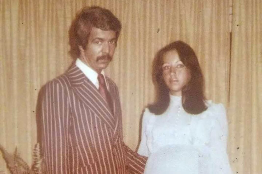 Fotografía representativa de una fábrica o ambiente laboral de los años 70 en Argentina, evocando la época de la historia.