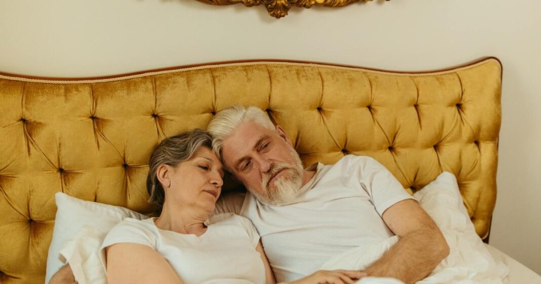 Ilustración de una persona durmiendo plácidamente, representando un descanso saludable.