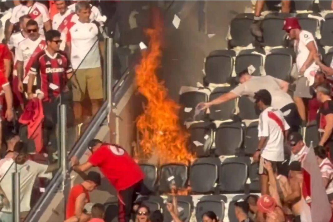 Personal de seguridad actuando en la tribuna superior del estadio Monumental donde se registró un incendio.