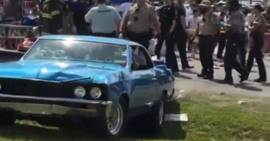 Escena del incidente vehicular durante el desfile del Año Nuevo Lao en Luisiana, Estados Unidos.