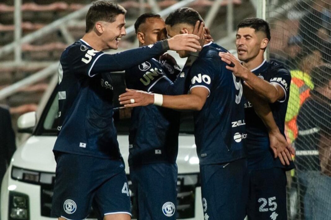 Álex Arce celebra un gol durante el partido Independiente Rivadavia vs La Guaira en el estadio Malvinas Argentinas