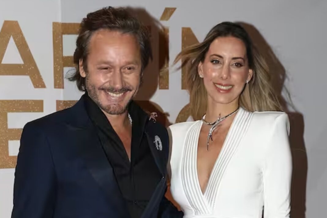Benjamín Vicuña y Anita Espasandin posando en la alfombra roja del Martín Fierro de la Moda