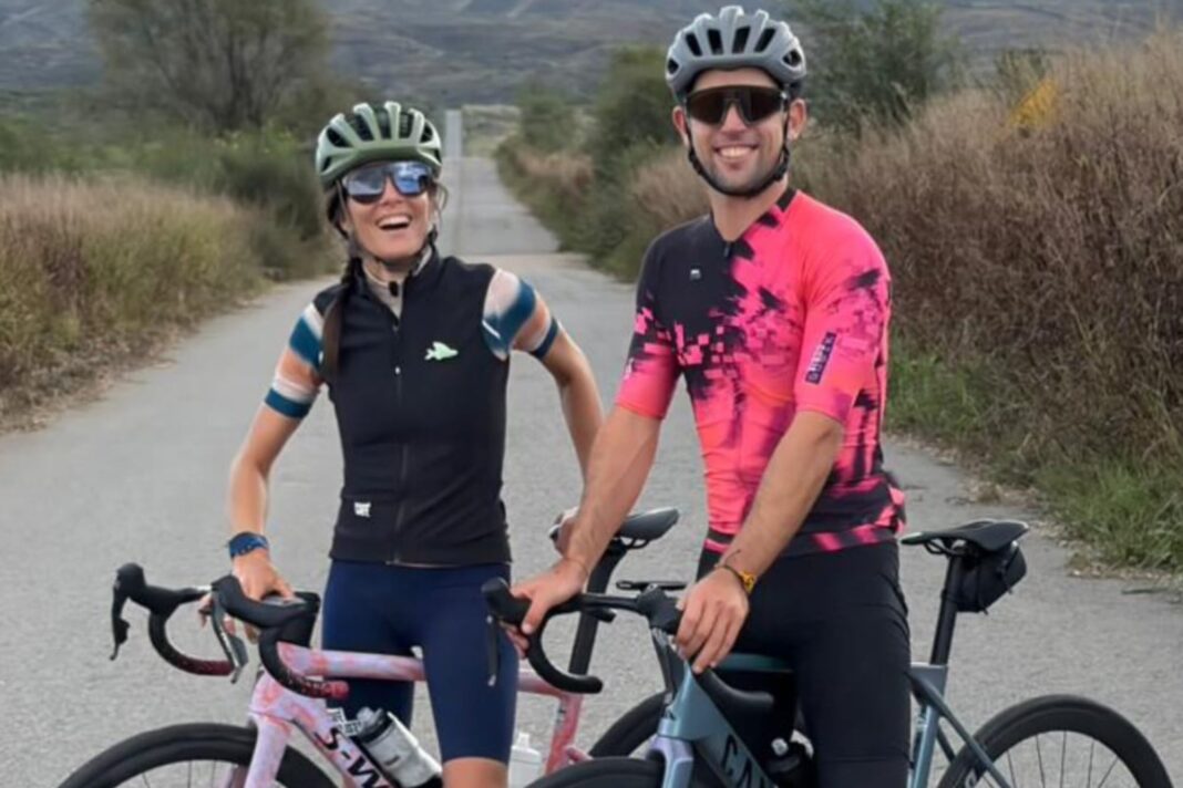 Juana Viale y Yago Lange en bicicleta durante su travesía por los caminos serranos de San Luis.