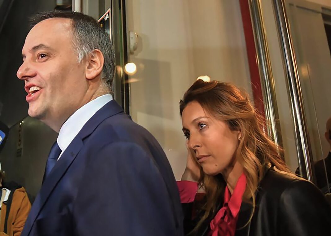 Símbolo de la justicia y documentos judiciales sobre un escritorio.