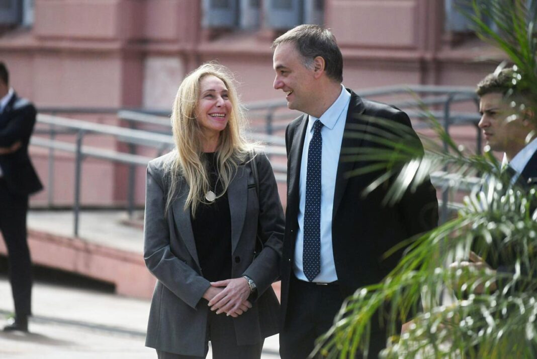 Karina Milei y Manuel Adorni durante la visita al Instituto Malbrán.