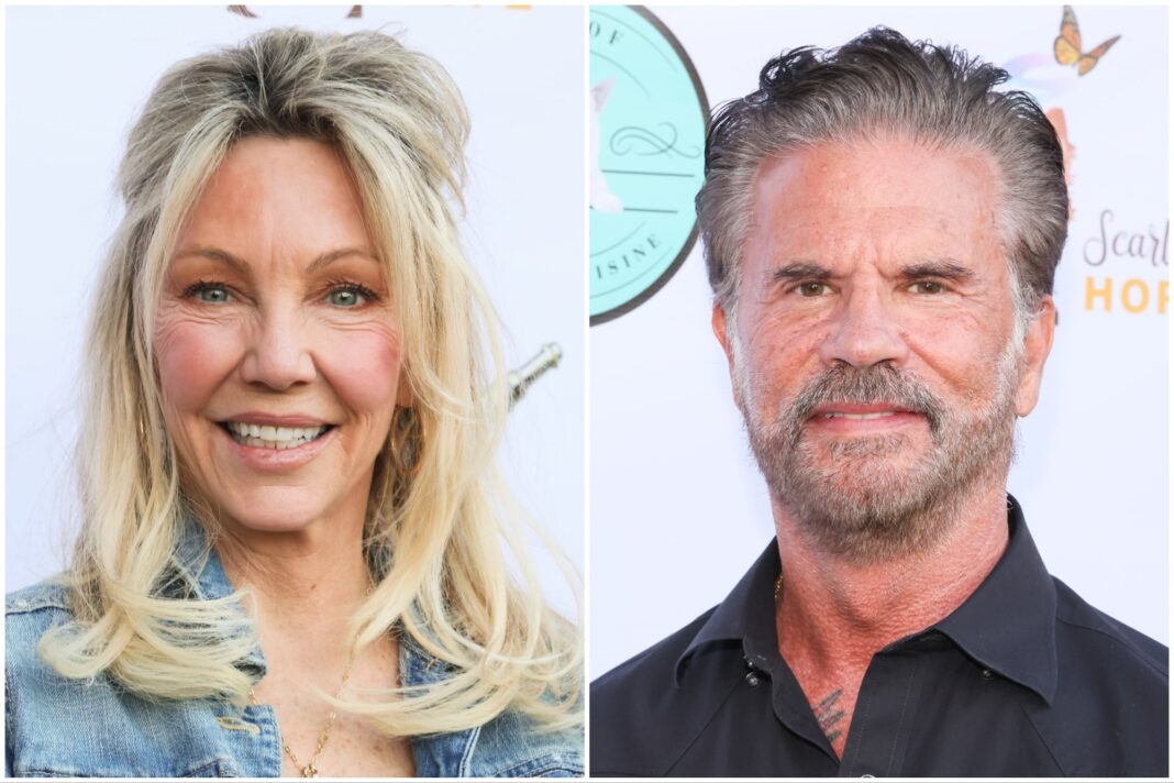 Lorenzo Lamas y Heather Locklear posan juntos vestidos de negro en un evento
