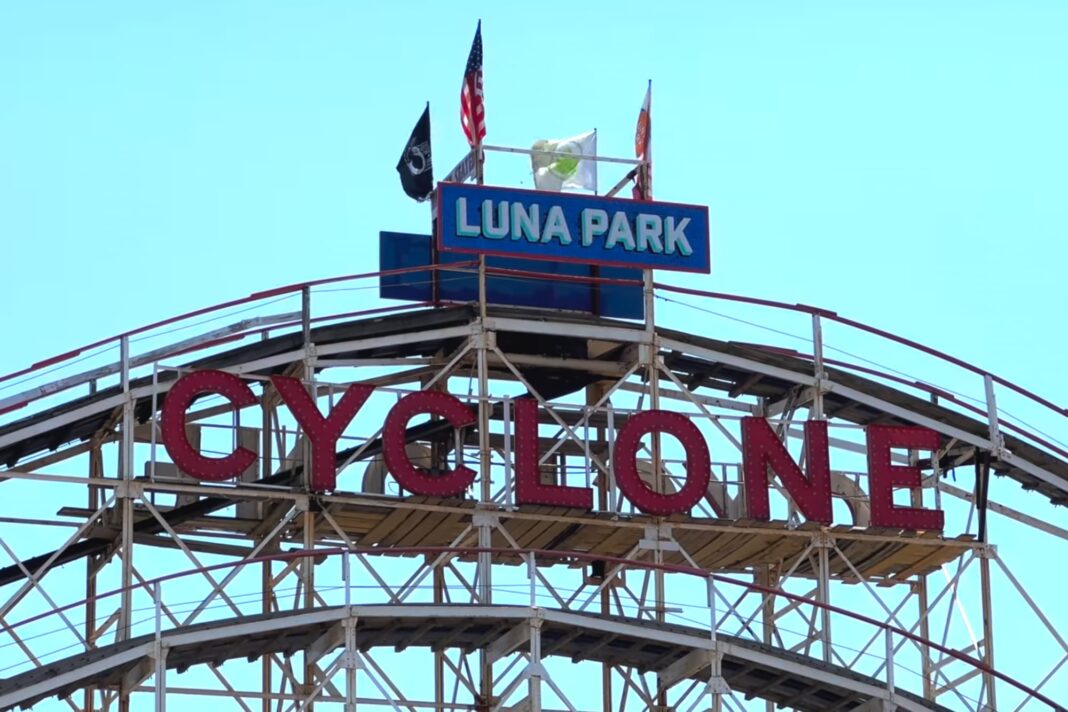 Vista aérea del Luna Park en Coney Island, con la montaña rusa Cyclone y la Wonder Wheel en funcionamiento durante el día de apertura.