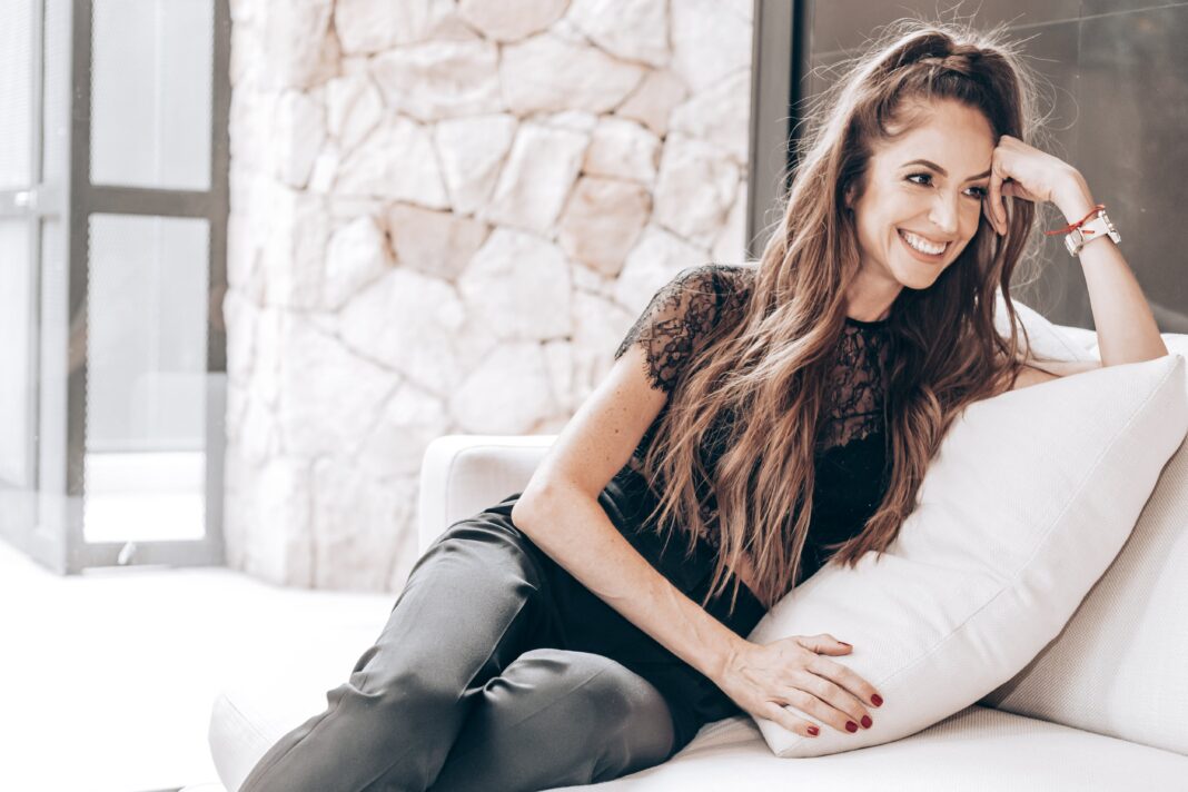 Maggie Leri sonriendo, posiblemente en un entorno relacionado con el deporte o la natación.