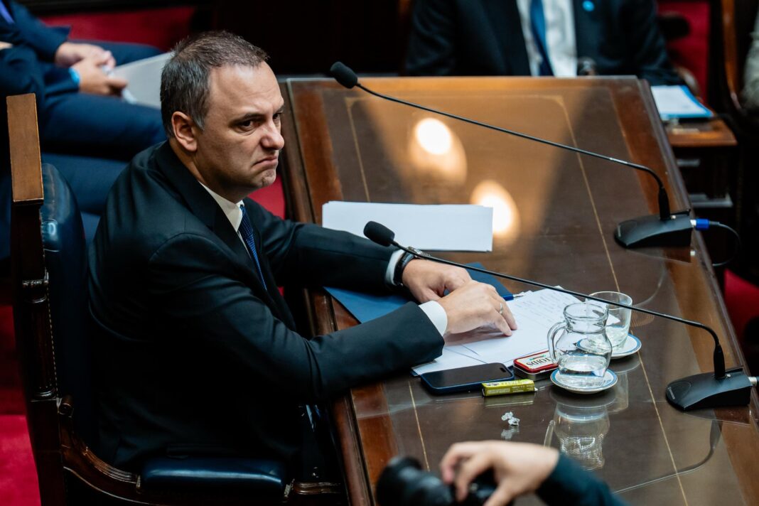 Manuel Adorni hablando en el Congreso durante la sesión especial