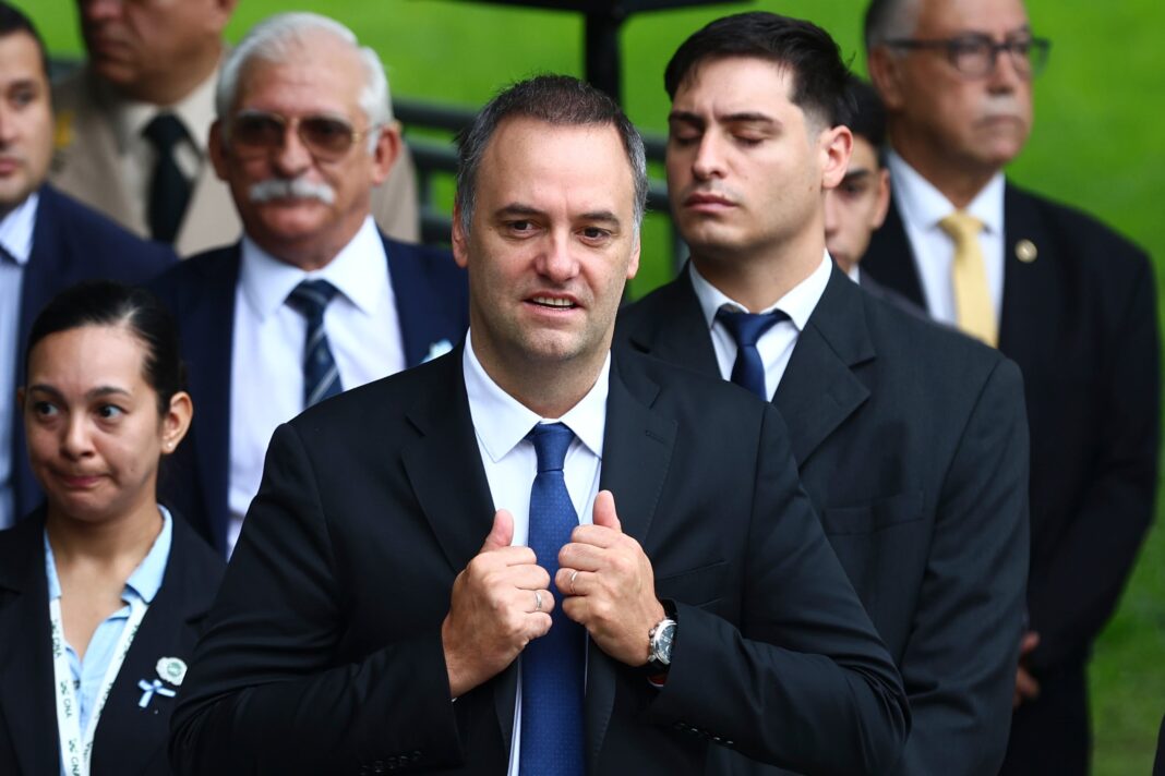 Logotipo del resumen de noticias y elementos representativos de fútbol y economía