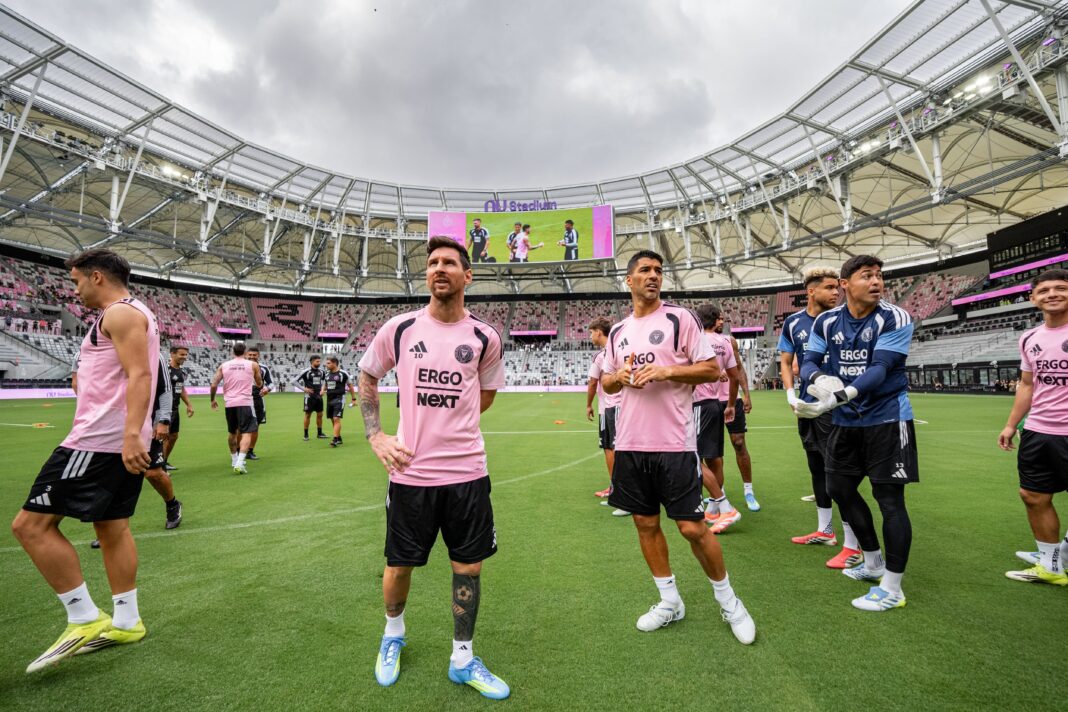Lionel Messi y el plantel de Inter Miami durante el primer entrenamiento en el Nu Stadium.