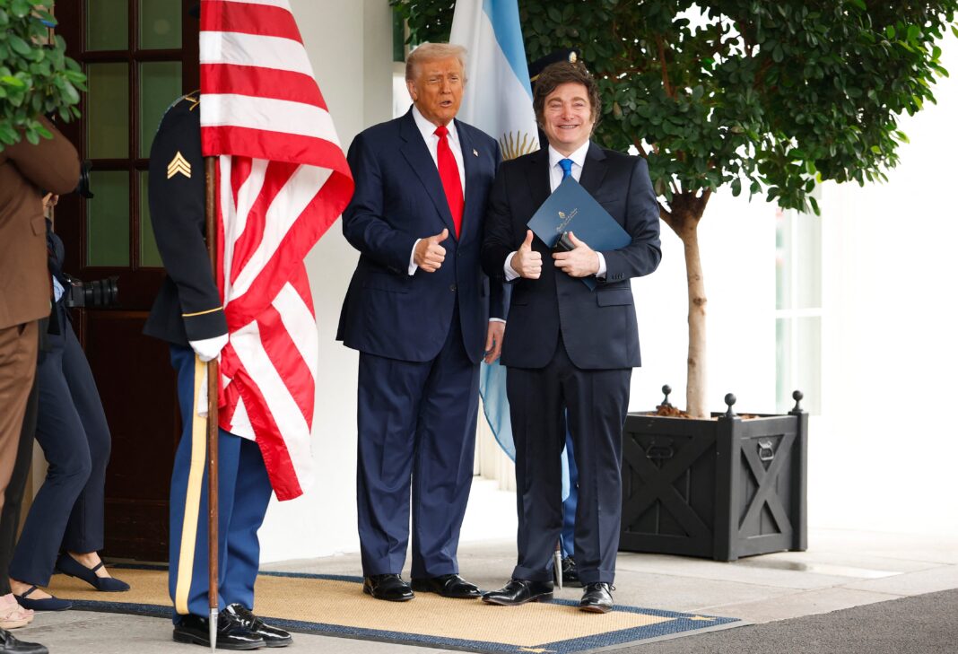Bandera argentina en las Islas Malvinas