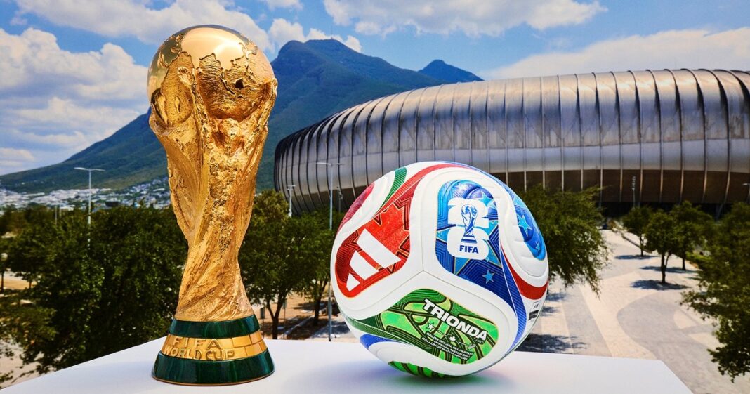 Mapa de América del Norte con las sedes del Mundial 2026 y líneas horarias destacando la diferencia con Argentina.