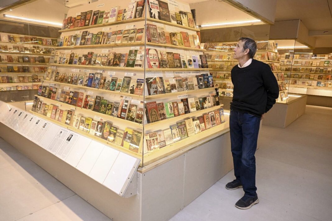 Vista interior del Museo del Libro en Punta del Este, con estanterías piramidales y vitrinas que exhiben miles de libros.