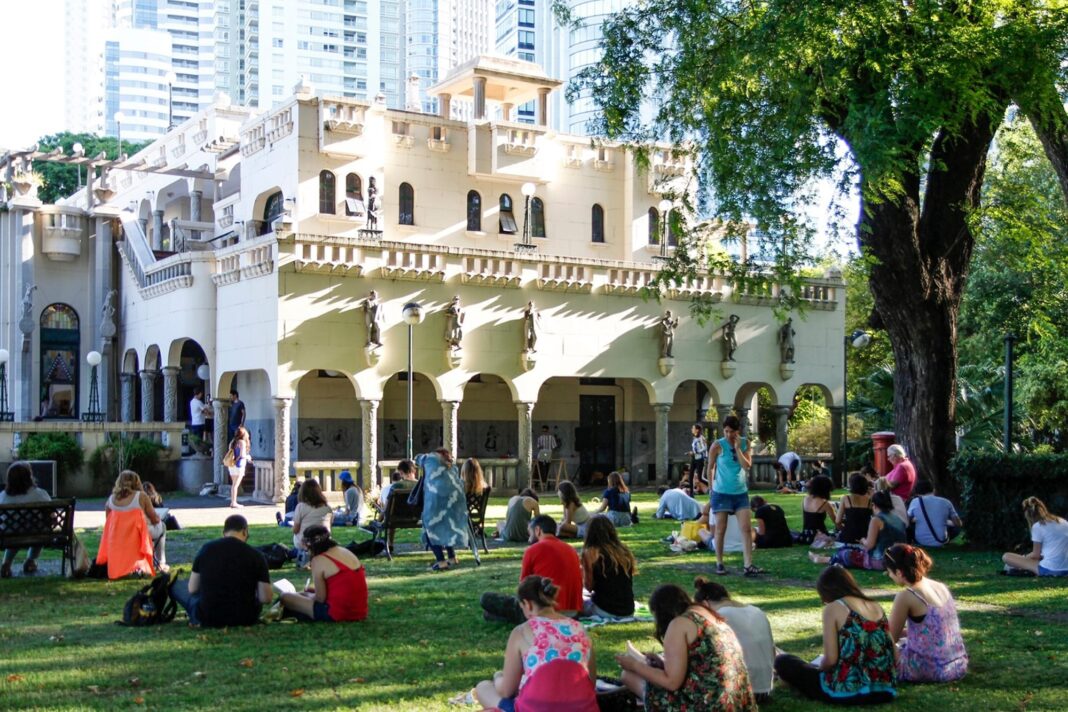 Fachada de un edificio histórico en el casco de Buenos Aires, futura sede del Museo del Humor.