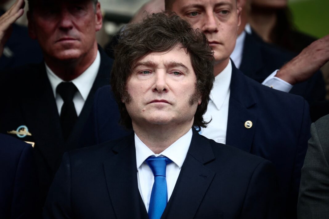 Logotipo de The New York Times junto a un símbolo de justicia, representando cobertura periodística de un caso judicial.