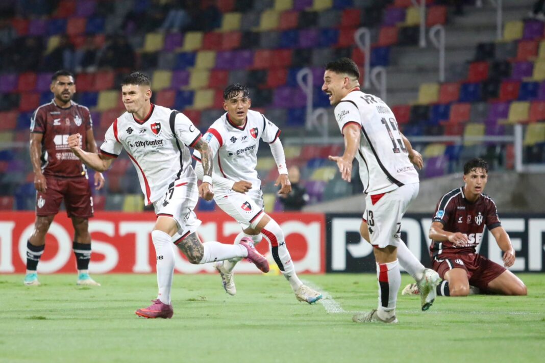 Jugadores de Newell's Old Boys celebran un gol durante el partido contra Central Córdoba en el estadio Madre de Ciudades.