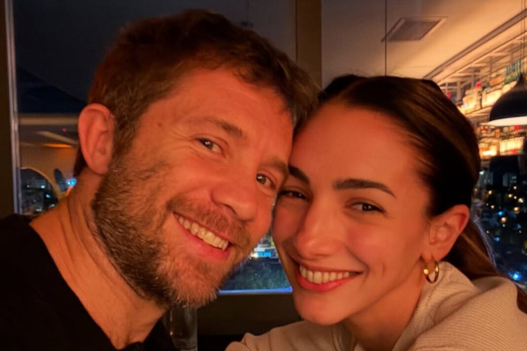 Nicolás Riera y Thelma Fardin en un evento público