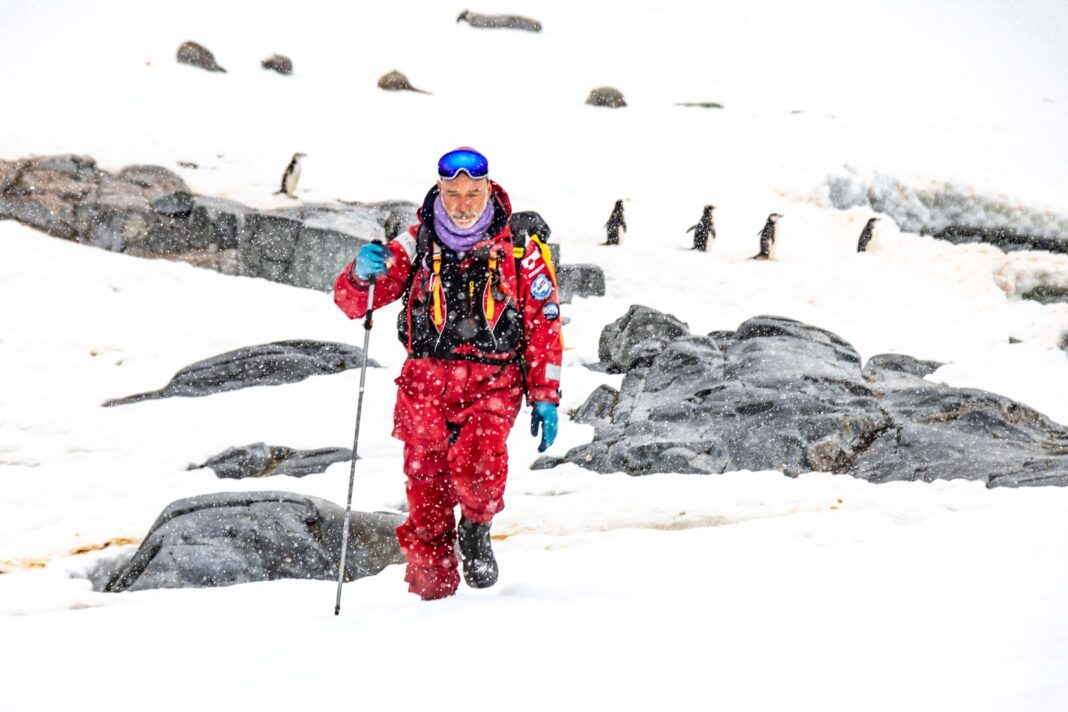 Fernando Tarapow, ex oficial de la Armada Argentina, en la Antártida.