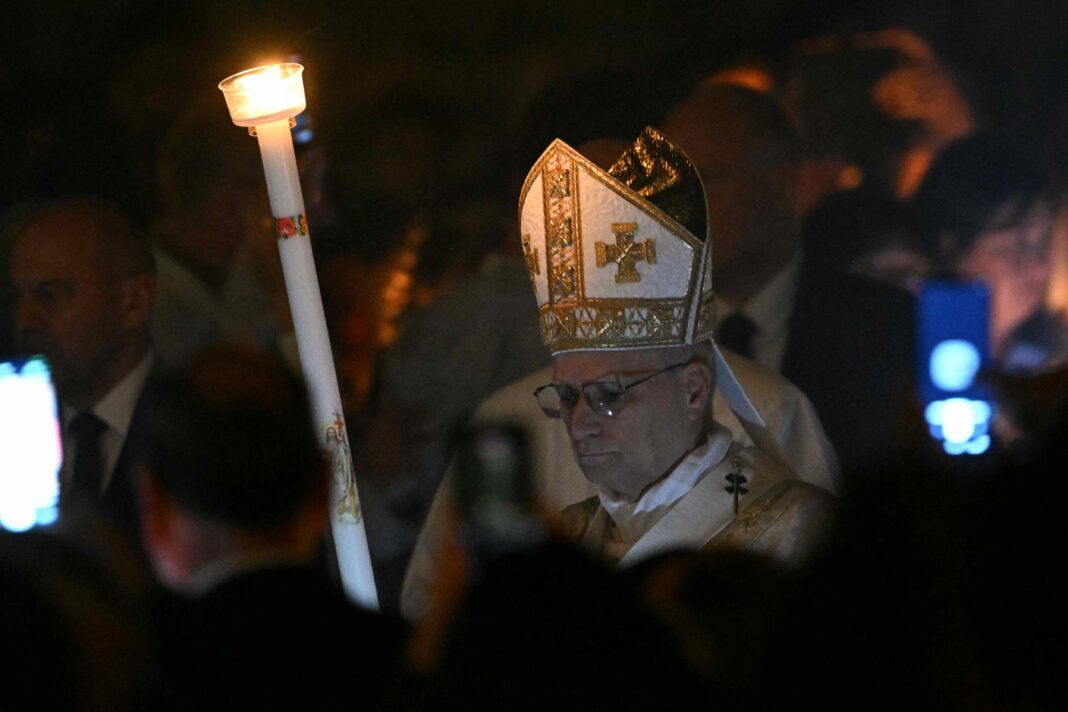 Papa León XIV durante la celebración de la Vigilia Pascual en la Basílica de San Pedro.