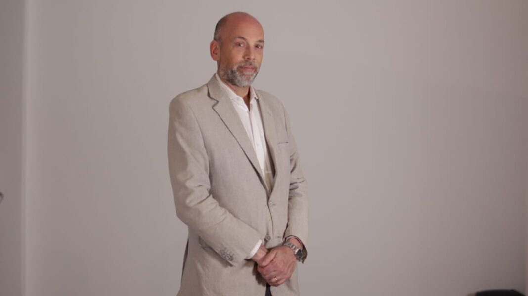 Persona con discapacidad trabajando en una oficina