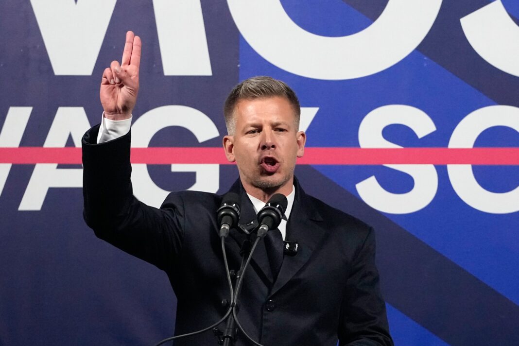 Bandera de Hungría ondeando frente al edificio del Parlamento en Budapest.
