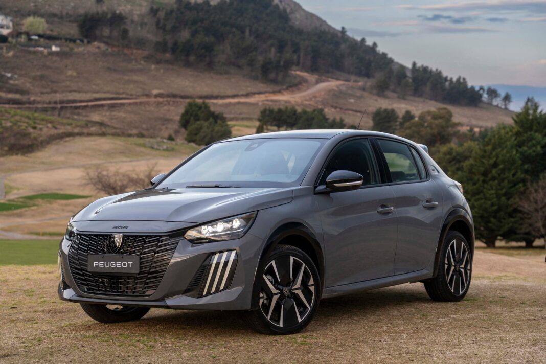 Logotipos de Peugeot y RAM junto a un auto y una pickup, representando las ofertas de financiación.
