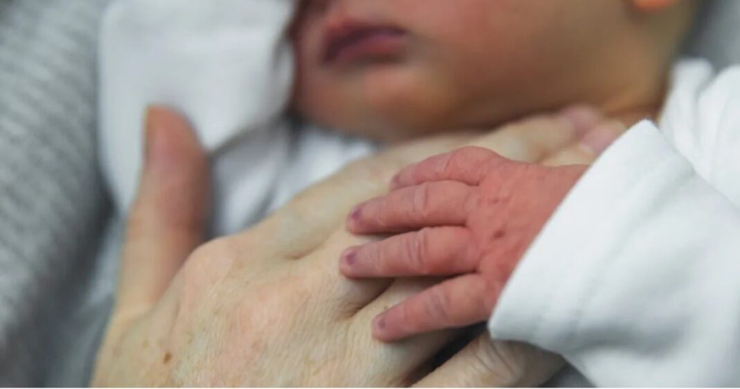 Voluntaria abrazando a un bebé en un hospital de Santiago de Chile