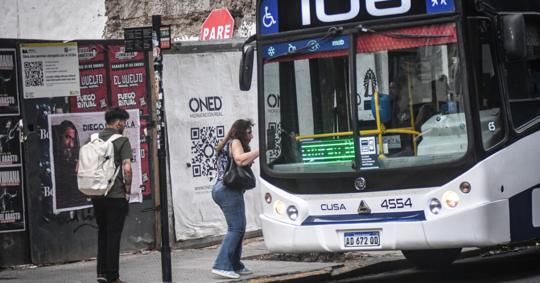Colectivos en una calle de Buenos Aires, ilustración de la noticia sobre transporte.