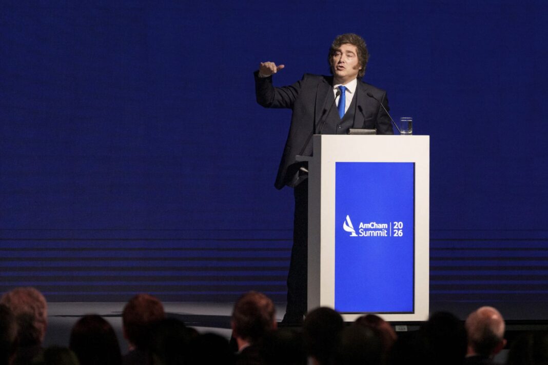 El Presidente Javier Milei durante una exposición ante empresarios internacionales.