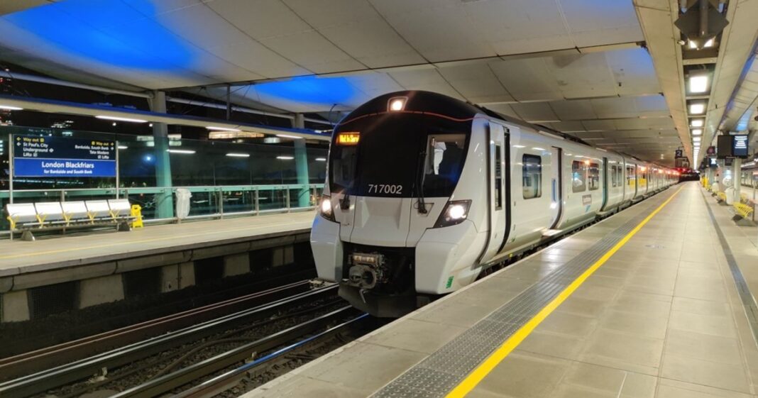 Tren de pasajeros en vías, representando la prueba de navegación cuántica en Reino Unido.