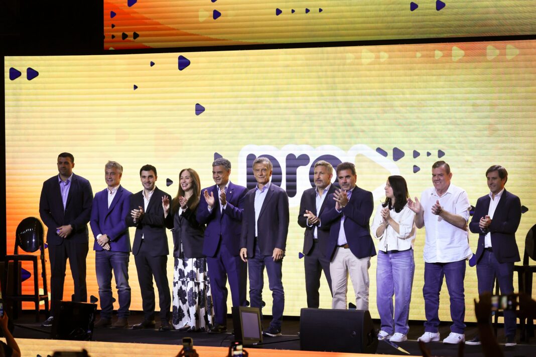 Símbolo del partido PRO y silueta del Congreso de la Nación Argentina.