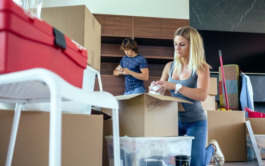 Persona analizando documentos de una propiedad junto a llaves, representando la decisión de compra o venta.