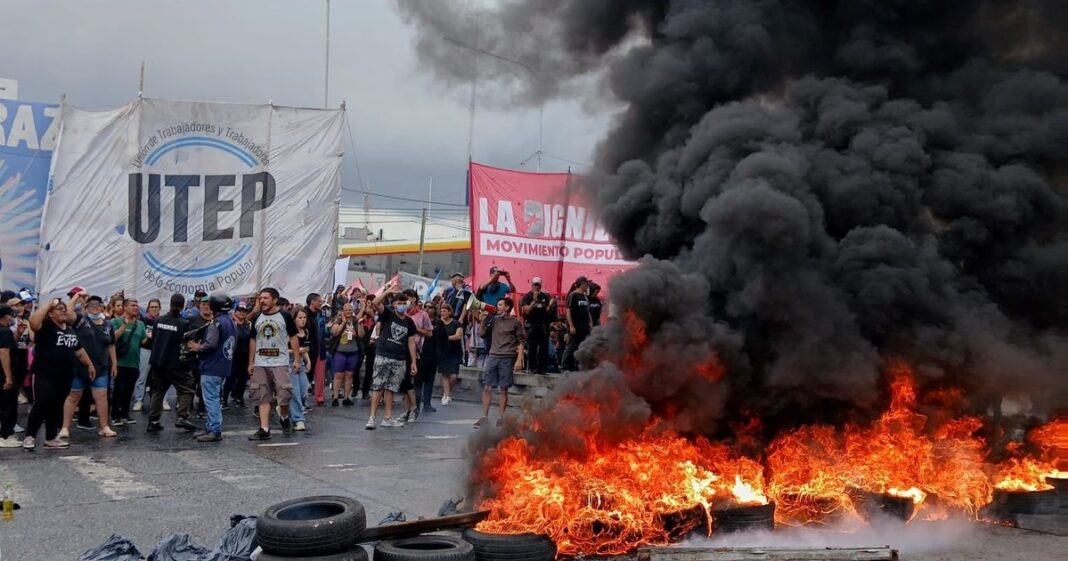 Manifestantes en una protesta con carteles en una avenida de Buenos Aires