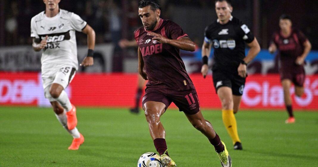 Jugadores de Lanús y Platense en acción durante la fecha 13 del Torneo Apertura 2026.
