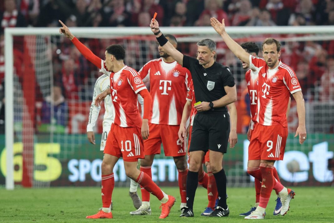 Jugadores del Real Madrid y Bayern de Múnich durante el partido de cuartos de final de la Champions League en el Allianz Arena.