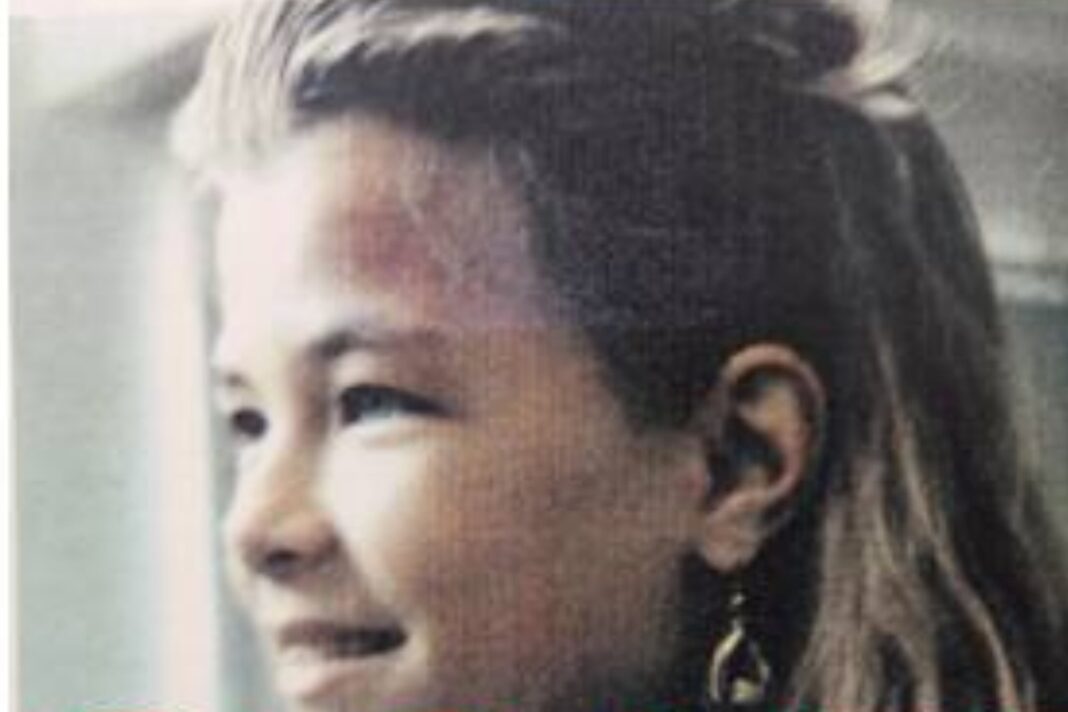 Ilustración genérica de una lupa sobre documentos de investigación, representando la resolución de un caso antiguo.