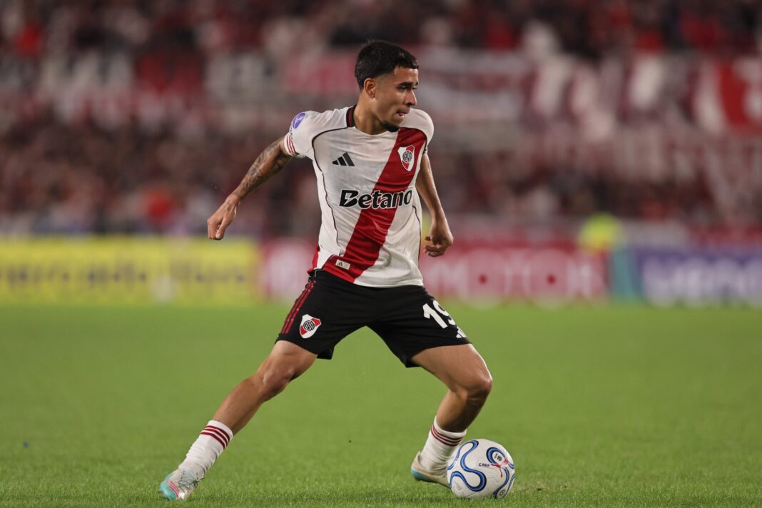 Kendry Páez, jugador de River Plate, en entrenamiento. Al fondo, el escudo del club.