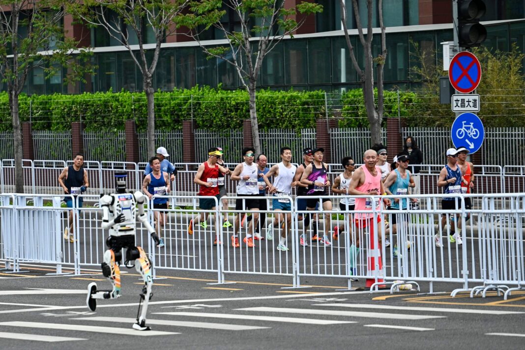 Robot corriendo una media maratón, superando el récord humano