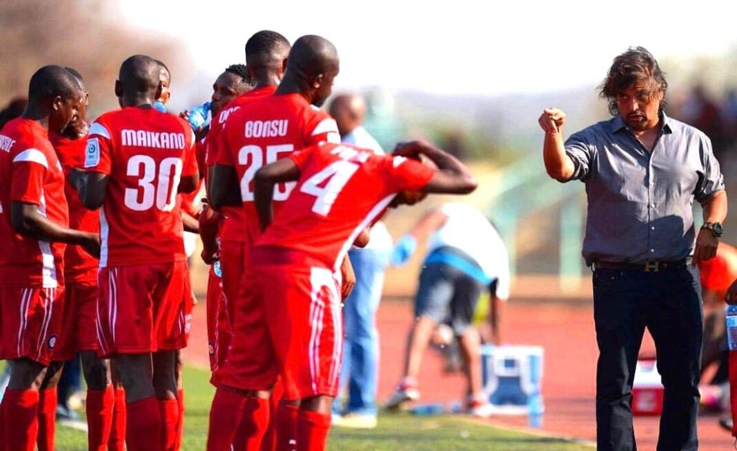 Rodolfo 'Rolo' Zapata, entrenador de fútbol argentino, durante una entrevista.