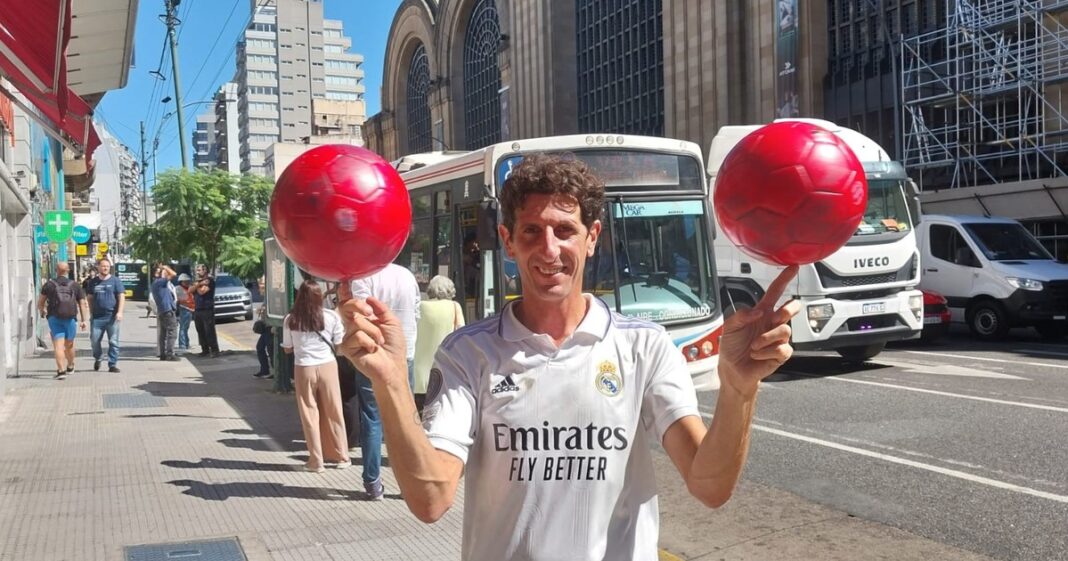 Rodrigo Cunqueiro realizando malabares con pelotas en un semáforo de la ciudad.