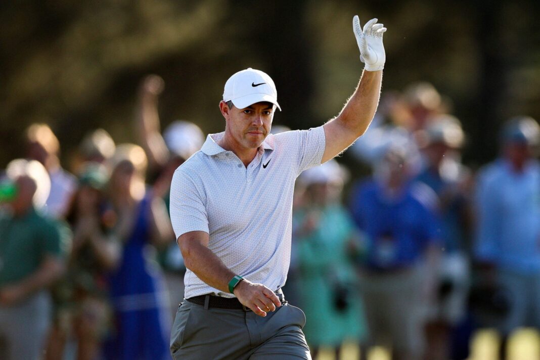 Rory McIlroy jugando un tiro en el campo del Augusta National durante el Masters.