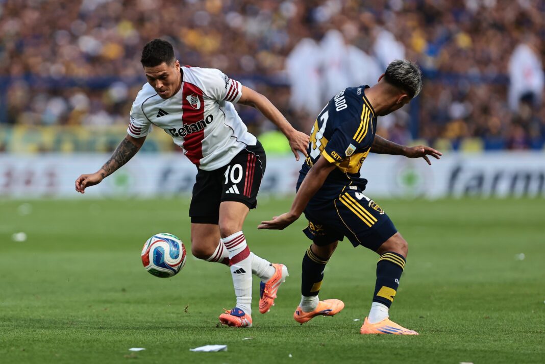 Ilustración del Superclásico entre River Plate y Boca Juniors en el estadio Monumental.