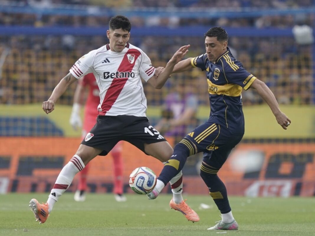 Ilustración del Superclásico argentino entre River Plate y Boca Juniors en el Estadio Monumental.