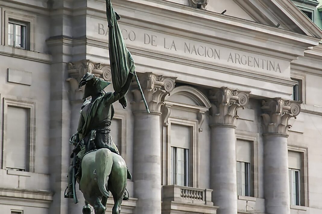 Trabajadores estatales frente al Banco Nación reclamando créditos hipotecarios